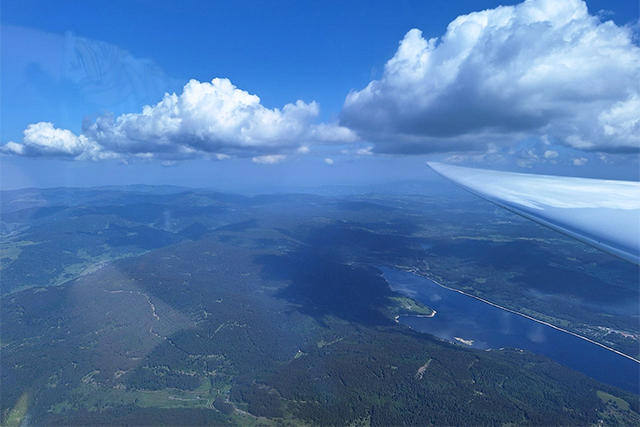 Thermikwolken über dem Schnluchsee beim 1000 Kilomter-Flug von Sascha Kaiser