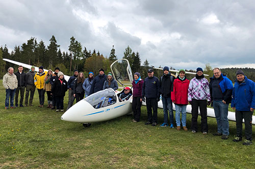 Die Teilnehmer des Volkshochschulkurses mit den Reiselfinger Segelfliegern